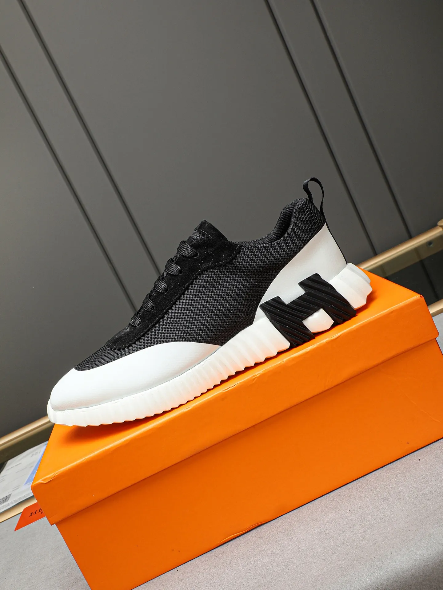 Men's shoes 💰460 [Hermes] fe new arrival~ New Bouncing sneakers Hermès are the most comfortable shoes, no one else⃣️, they are very light on the feet and look great, you will not feel tired when you go shopping and running around 👍 Very light and comfortable, extremely light, suitable for both sports and leisure, and feel great when you step on them! It’s up to you to choose, there’s always what you want~ ✔️Fabric: First layer frosted➕Imported glue➕Breathable mesh ✔️Inner lining: Imported mesh ✔️Outsole: Original outsole ✔️Size: Men’s 38-44 (45 custom-made)